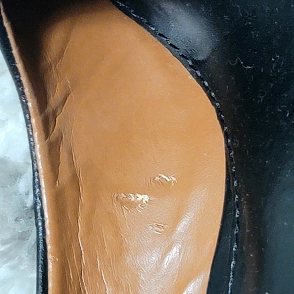 Banana Republic Gold Trim Black Leather Pump Heels Size 7 - Picture 9 of 10
